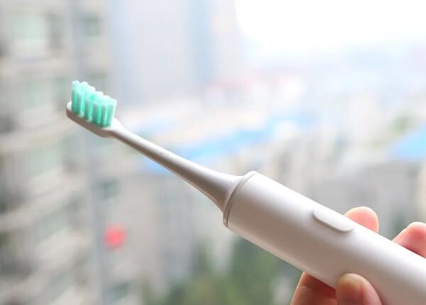 電動(dòng)牙刷會(huì)對(duì)牙齒造成傷害嗎？原來(lái)牙齒受損與這兩者有關(guān)