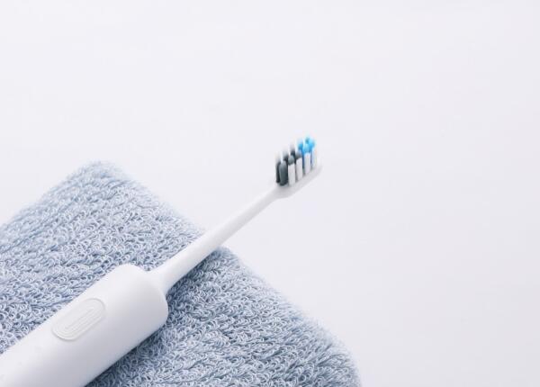 電動(dòng)牙刷聲波式與旋轉(zhuǎn)式哪個(gè)好？牙齒易敏感人群就選這款