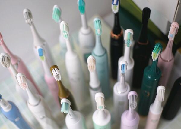 便宜的兒童電動牙刷能用嗎？看完這篇文章，你準不敢用低價電動牙刷