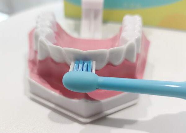 兒童用電動牙刷的利弊了解，掌握孩子的口腔健康