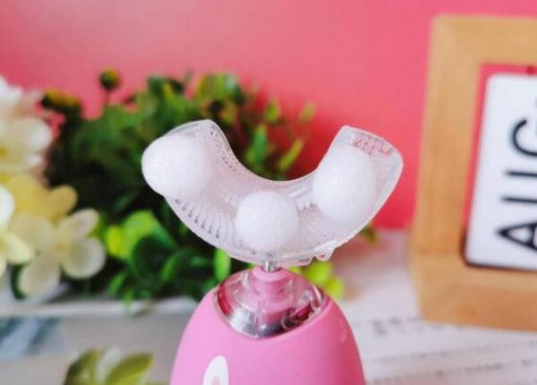 硅膠u型兒童牙刷怎么刷牙？媽媽看完更安心！