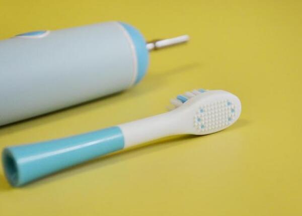 兩歲寶寶怎么用電動(dòng)牙刷？兩歲寶寶正確使用電動(dòng)牙刷要點(diǎn)