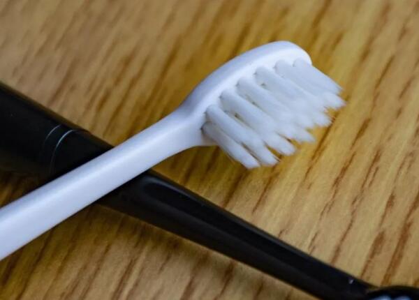 牙刷長(zhǎng)的好還是寬的好用？探索牙刷的秘密