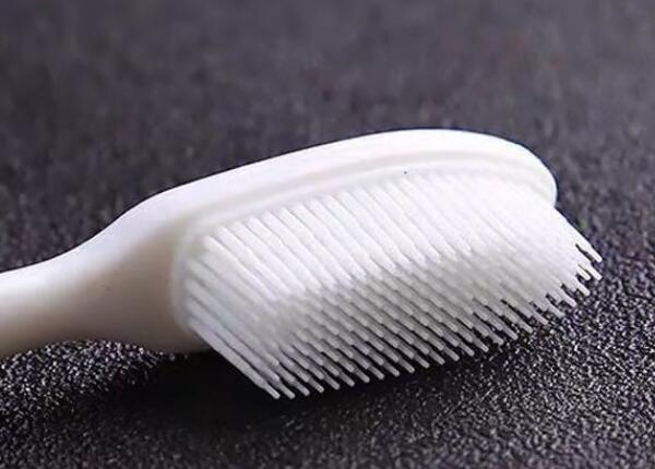 硅膠納米牙刷大頭好用嗎？硅膠納米牙刷優(yōu)勢(shì)與使用事項(xiàng)